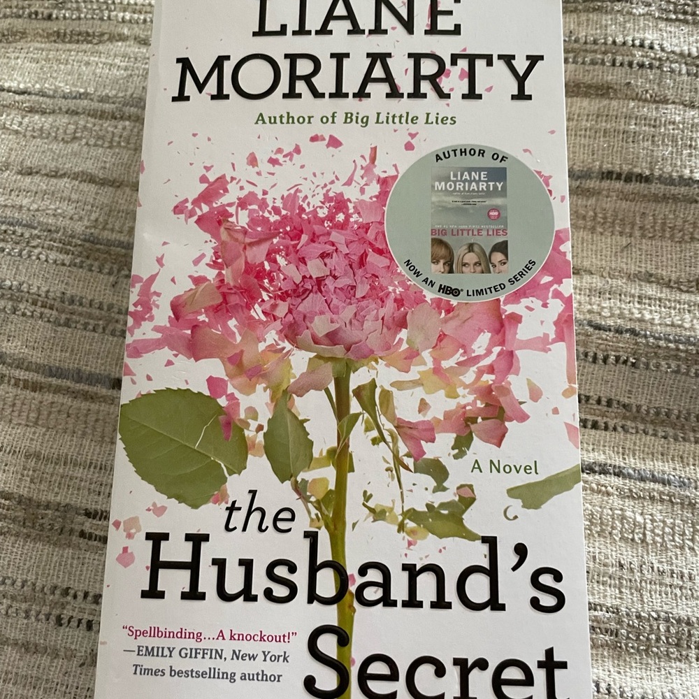 The Husband's Secret by Liane Moriarty Paperback EUC
